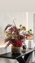 Charger l'image dans la galerie, Composition Florale Séchée & Stabilisée Bordeaux & Vert Mousse – Vase style guax