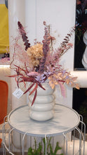 Charger l'image dans la galerie, Composition de fleurs séchées et stabilisées rose poudré et bordeaux avec hortensia dans un vase ondulé blanc sur socle en marbre