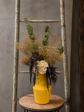 Charger l'image dans la galerie, Composition florale séchée artisanale avec hortensia et eucalyptus dans un vase en céramique jaune