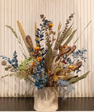 Charger l'image dans la galerie, Bouquet de fleurs séchées artisanale aux nuances bleu, terre cuite et beige présenté dans un vase