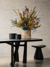 Charger l'image dans la galerie, Bouquet de fleurs séchées artisanale aux nuances bleu, terre cuite et beige présenté dans un vase