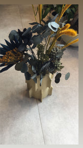 Composition florale jaune et verte séchée