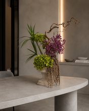 Charger l'image dans la galerie, Création Florale Séchée Vert &amp; Prune – Vase Médicis
