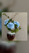Charger l'image dans la galerie, Composition Florale Hortensias Bleus &amp; Liane – Vase Céramique Organique

