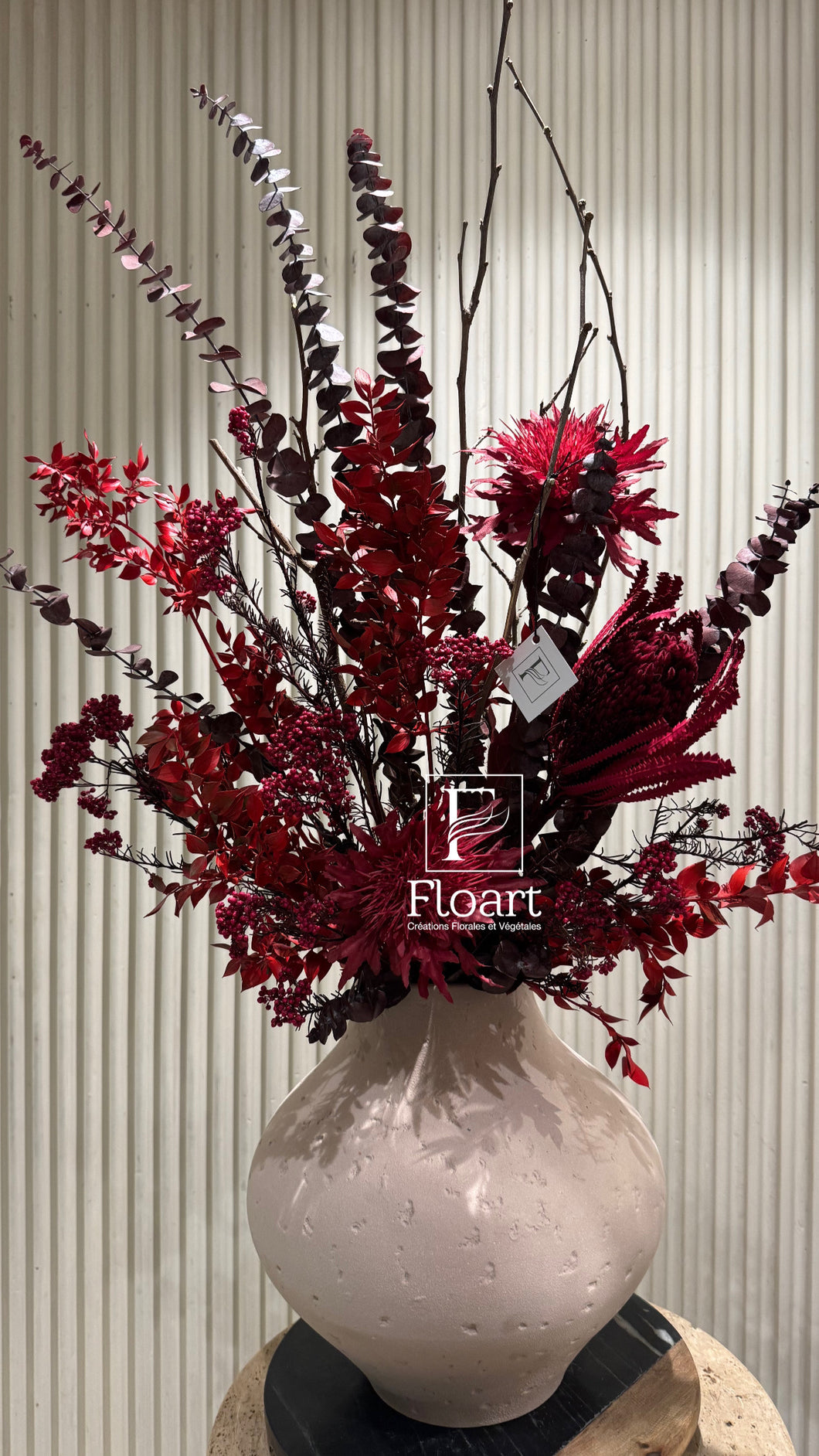 Création florale séchée rouge