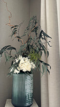 Charger l'image dans la galerie, Composition Florale &amp; Feuillage Vert Eucalyptus – Vase Texturé Vert
