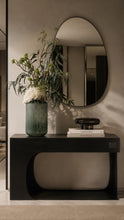 Charger l'image dans la galerie, Composition florale d'eucalyptus vert posée sur une console noire élégante dans un intérieur design.

