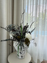 Charger l'image dans la galerie, Composition Florale Séchée d'Hortensia Blanc &amp; Feuillage Sombre – Vase Artisanal Moucheté
