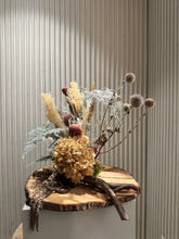 Charger l'image dans la galerie, Composition Florale Séchée Jaune &amp; Blanche sur Tranche de Bois Brut
