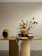 Charger l'image dans la galerie, Composition Florale Séchée Jaune &amp; Blanche sur Tranche de Bois Brut
