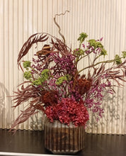 Charger l'image dans la galerie, Composition Florale Séchée &amp; Stabilisée Bordeaux &amp; Vert Mousse – Vase style guax
