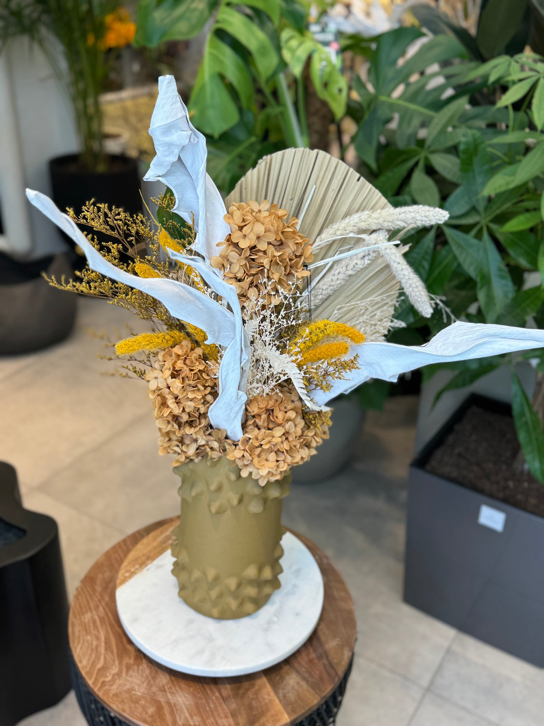 Composition florale séchée jaune