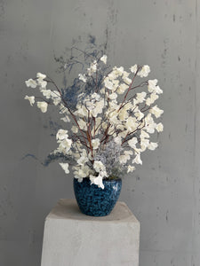 Création florale artificielle blanche