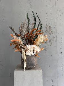 Création florale séchée beige et orange