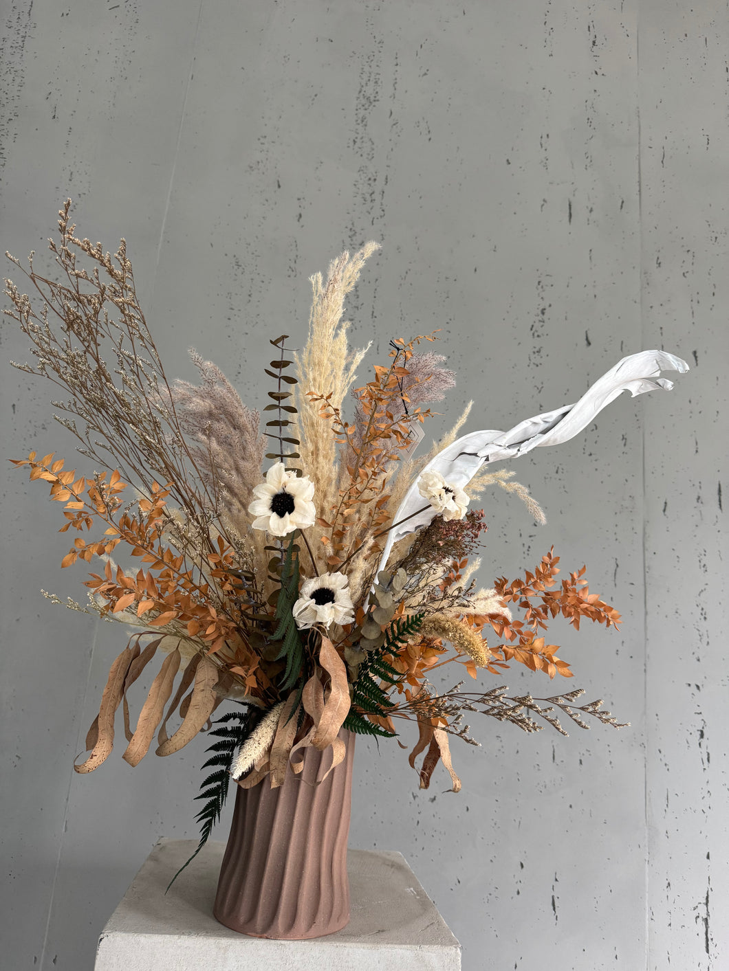 Création florale séchée beige