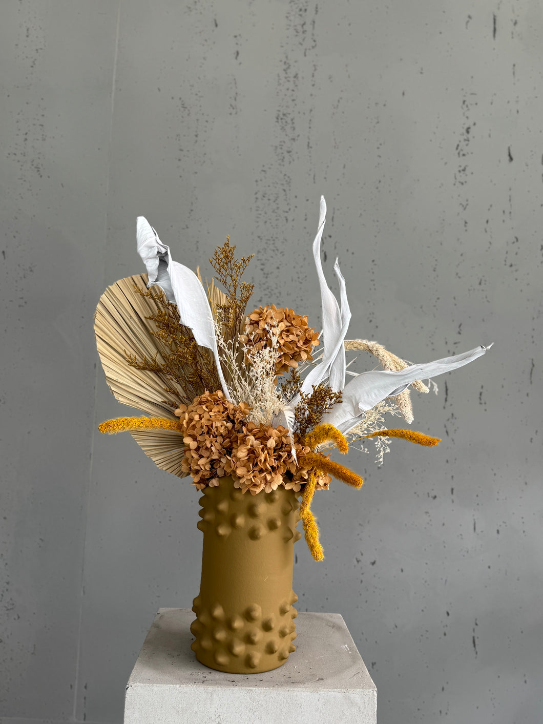 Composition florale séchée jaune