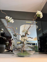 Charger l'image dans la galerie, Création florale artificielle blanche
