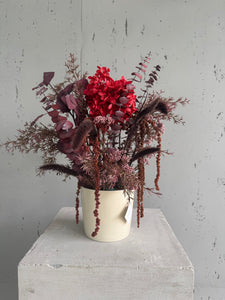 Création florale séchée rouge