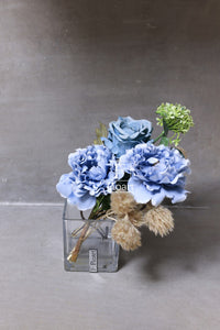 Création florale bleu artificielle