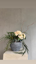 Charger l'image dans la galerie, Composition florale moderne avec hortensias crème et feuillage vert dans un vase en poterie gris texturé – Floart
