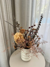 Charger l'image dans la galerie, Bouquet de fleurs séchées et hortensia dans un vase blanc texturé – Floart
