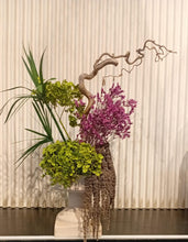 Charger l'image dans la galerie, ⁠Création florale séchée vert et prune dans un vase Médicis avec branchage naturel⁠
