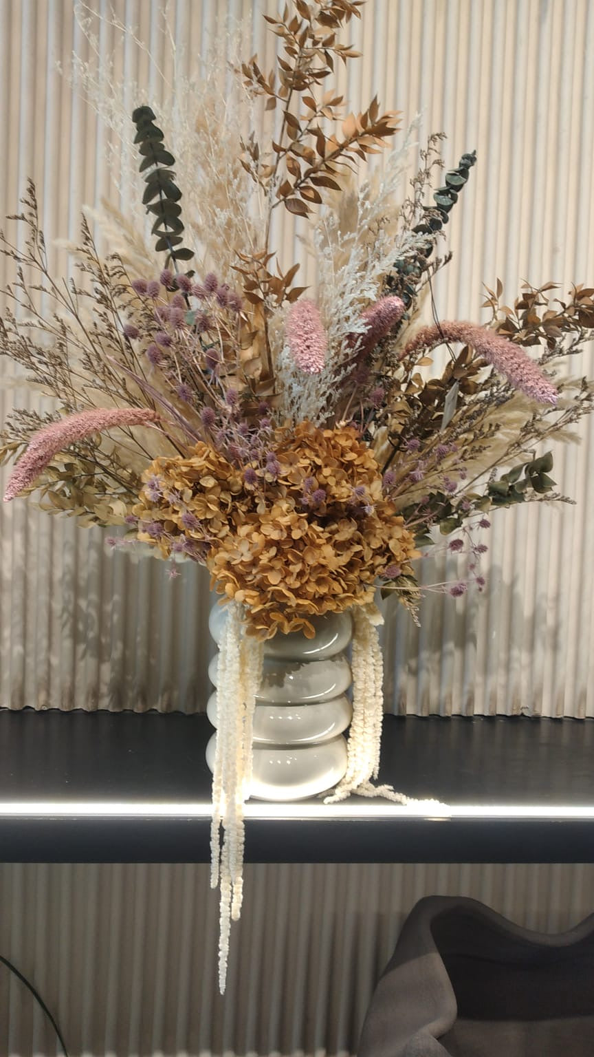 Création florale séchée aux tons pastels
