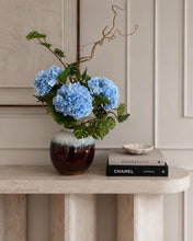 Charger l'image dans la galerie, Gros plan sur les hortensias bleu azur et le vase artisanal en céramique brune

